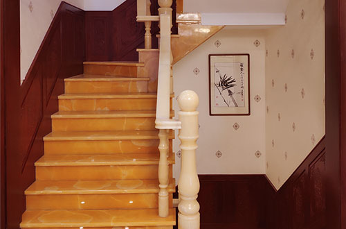 正阳中式别墅室内汉白玉石楼梯的定制安装装饰效果